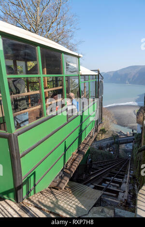 Lynton, Devon, England, UK. März 2019. Die Lynton Lynmouth & Cliff Railway, die auf Wasser Leistung arbeitet zwischen den beiden Städten von Lynton Lynmouth & Stockfoto