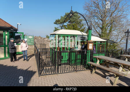 Lynton, Devon, England, UK. März 2019. Die Lynton Lynmouth & Cliff Railway Die betreibt onwater Macht zwischen den beiden Städten von Lynton Lynmouth & ein Stockfoto