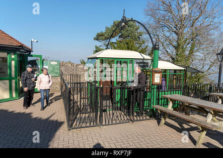 Lynton, Devon, England, UK. März 2019. Die Lynton Lynmouth & Cliff Railway Die betreibt onwater Macht zwischen den beiden Städten von Lynton Lynmouth & ein Stockfoto