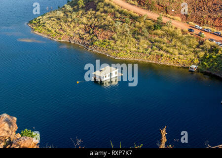 Blick auf einem Hausboot in Lake Argyle, Western Australien größte Mann - Behälter Volumen gemacht. In der Nähe der East Kimberley Stadt Ku Stockfoto