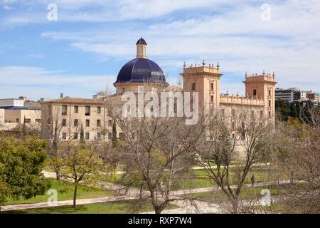 Museum der Bildenden Künste oder Museo de Bellas Artes mit Blick auf die Mündung des Flusses Turia Flussbett Park in Valencia, Spanien Stockfoto