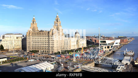 Drei Gebäude - Royal Liver, Cunard und der Hafen von Liverpool -, die zusammen als die Drei Grazien am Ufer des Flusses Mersey, Liverpool, England bezeichnet Stockfoto