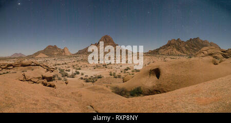 Die Spitzkoppe, Namibia bei Vollmond. Stockfoto