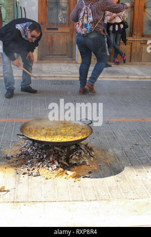 Menschen kochen Paella auf der Straße während der Fallas in Valencia, Valencia, Spanien Stockfoto