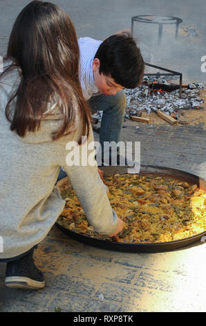 Kinder kochen Paella auf der Straße während der Fallas in Valencia, Valencia, Spanien Stockfoto