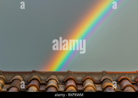 Regenbogen auf dem Dach Stockfoto