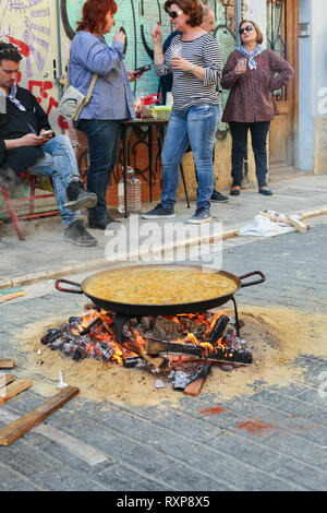 Menschen kochen Paella auf der Straße während der Fallas in Valencia, Valencia, Spanien Stockfoto