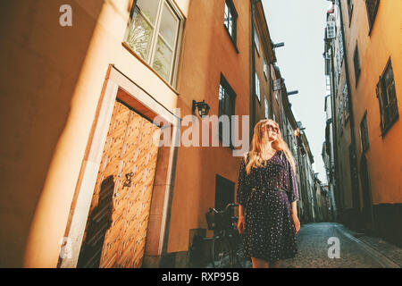 Junge Frau zu Fuß in die Stadt Stockholm ausflug Reisen in Schweden lifestyle Sommer Europa Ferien Stockfoto