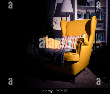 Gelbe Sessel in einem stilvollen Wohnzimmer Stockfoto