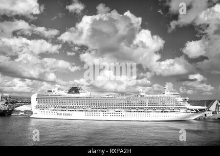 Hafen von Bridgetown, Barbados - Dezember 12, 2015: Große Kreuzfahrtschiff P O Cruises im Hafen mit schönen Wasserlandschaft und bewölkter Himmel, horizontale Bild Stockfoto