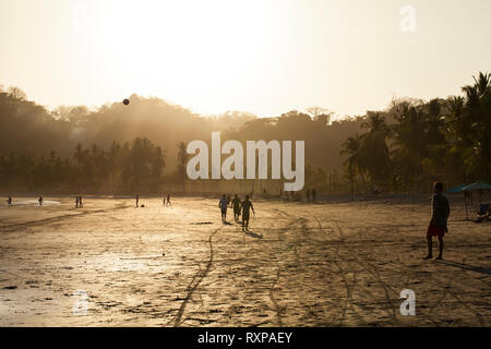 Samara, Guanacaste/Costa Rica-January 25, 2019: schönen Sonnenuntergang in Samara Beach. Lieblingsstrand auf Costa Rica's Pacific coast. Stockfoto