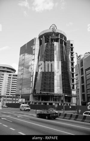 Port of Spain, Trinidad und Tobago - November 28, 2015: moderne Gebäude mit Glasfassade in der Stadt am blauen Himmel auf straßenbild Hintergrund Stockfoto