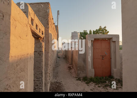 Fußgängerzone Gasse bei Sonnenuntergang Schmal in der abandonned Dorf Al Dschazira Al Hamra, Emirat Ras Al Khaimah, Vereinigte Arabische Emirate Stockfoto