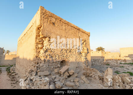 Zerstörten Haus noch stehen in der abandonned Dorf Al Dschazira Al Hamra bei Sonnenuntergang, Emirat Ras Al Khaimah, Vereinigte Arabische Emirate Stockfoto