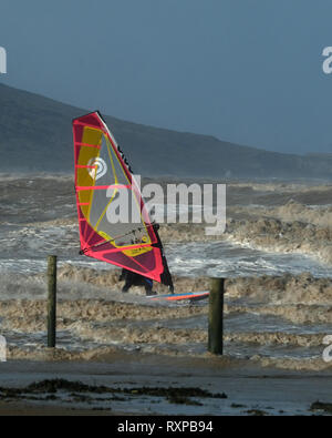 März 2019 - Windsurfen Kerle in die raue See bei Weston super Mare, England. Stockfoto