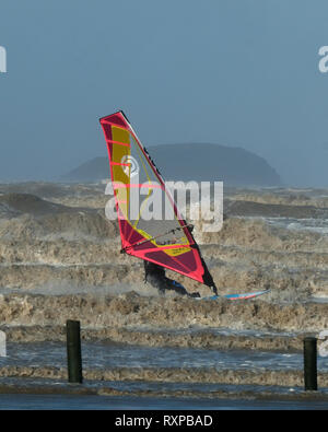 März 2019 - Windsurfen Kerle in die raue See bei Weston super Mare, England. Stockfoto