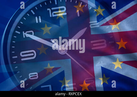 Composite der EU und der britischen Fahnen mit einer Uhr konzeptionelle von Brexit und die Abreise von Großbritannien aus der Europäischen Union, full frame Hintergrund vi. Stockfoto