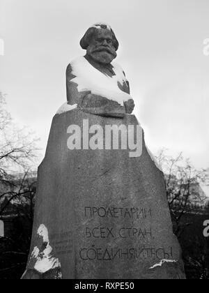 Denkmal für Karl Marx fotografiert in der Nähe bis in Moskau. Die Inschrift auf dem Denkmal Proletarier aller Länder vereinigen Stockfoto