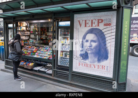 Ein zeitungskiosk an der 42nd Street Werbung der HBO zeigen Veep. Mit einer Skizze, um zu schauen, wie Julia Louise Dreyfuss. Stockfoto