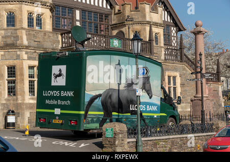 Lynton, Devon, England, UK. März 2019. Ein Lloyds Bank mobile Niederlassung außerhalb der Lynton Rathaus geparkt. Stockfoto