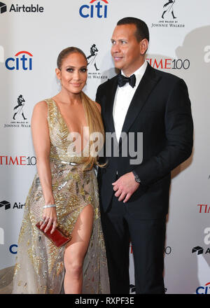 Alex Rodriguez und Jennifer Lopez nehmen an der Zeit 2018 100 Gala bei Jazz at Lincoln Center am 24. April 2018 in New York City. Stockfoto