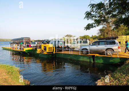 Laden Fähre Transport Fahrzeuge und Menschen auf der Viktoria Nil bei Paraa in Murchison Falls National Park, Northern Uganda, Ostafrika Stockfoto