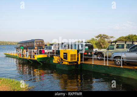 Laden Fähre Transport Fahrzeuge und Menschen auf der Viktoria Nil bei Paraa in Murchison Falls National Park, Northern Uganda, Ostafrika Stockfoto