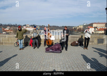 Eine band Straßenmusik auf der Karlsbrücke in Prag (Praha), Tschechien Stockfoto