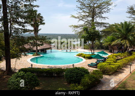 Schwimmbad in Paraa Safari Lodge neben Victoria Nil Murchison Falls National Park, Northern Uganda, Ostafrika Stockfoto