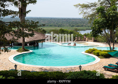 Schwimmbad in Paraa Safari Lodge neben Victoria Nil Murchison Falls National Park, Northern Uganda, Ostafrika Stockfoto