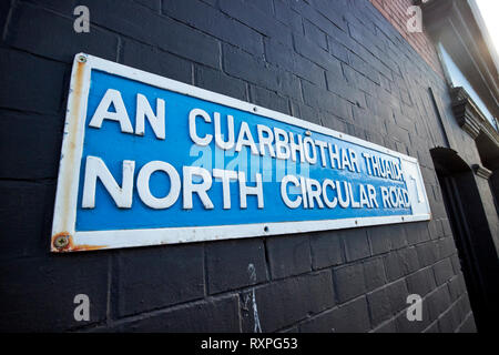 Die North Circular Road zweisprachig Englisch irische Beschilderung Straße name Dublin Irland Europa Stockfoto