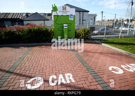 Elektroauto Aufladepunkt auf dem Parkplatz von Lidl Supermarkt in Dublin Irland Europa Stockfoto