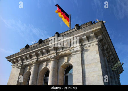 Eckturm des Reichstagsgebäudes mit fliegenden Flagge, Berlin Stockfoto