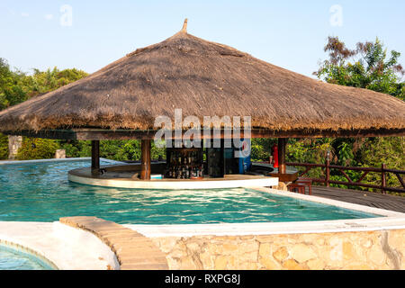 Schwimmbad in Paraa Safari Lodge neben Victoria Nil Murchison Falls National Park, Northern Uganda, Ostafrika Stockfoto