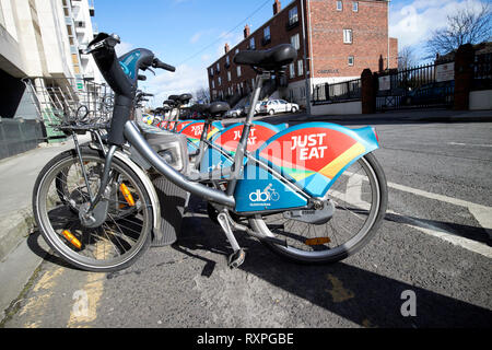 Dublin öffentliche Fahrräder Fahrradverleih Autovermietung Regelung in der Nähe von Camden in Ringsend schloss Dublin Irland Europa Stockfoto