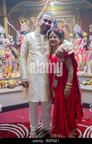 Porträt einer hinduistischen Paare kurz vor der Hochzeit an einem Tempel in Ozone Park, Queens, New York City. Stockfoto
