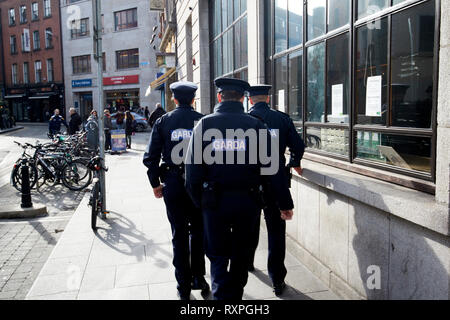 Drei gardasee Offiziere eine Frau zwei Männer zu Fuß Patrouille in der Temple Bar Gegend in Dublin Irland Europa Stockfoto