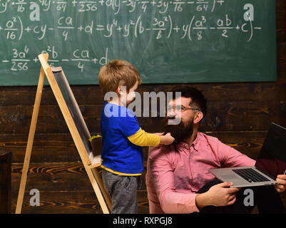 Lehrer, die große oder zum Master Lehrer suchen die Hilfe, die Sie brauchen. lernen. Ziemlich Lehrer helfen Schüler im Unterricht an der Grundschule Stockfoto