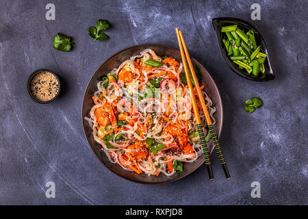 Asiatischer Salat mit Reis Nudeln, Garnelen und Gemüse, Ansicht von oben. Stockfoto