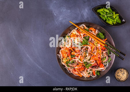 Asiatischer Salat mit Reis Nudeln, Garnelen und Gemüse, Ansicht von oben. Stockfoto