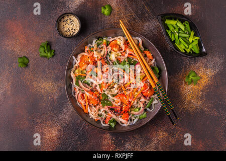 Asiatischer Salat mit Reis Nudeln, Garnelen und Gemüse, Ansicht von oben. Stockfoto