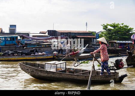 Frau Verkauf von Brot Brote aus einem kleinen traditionellen Boot in der schwimmende Markt auf Hau Flusses. Can Tho, Mekong Delta, Vietnam, Asien Stockfoto