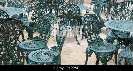 Voller Größe auf vielen Crested und dachte Metall Stühle und Tische. Grün-blaue Farbe. Stockfoto