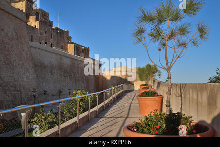 Draufsicht auf das Schloss Graben der Zitadelle von Victoria aus der Burgmauer mit Blumen im Topf und Handlauf abgedeckt. Victoria. Gozo. Malta. Europa Stockfoto