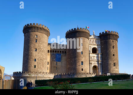 Neapel, Kampanien, Italien. Das Castel Nuovo (Neues Schloss), häufig auch als Maschio Angioino, ist eine mittelalterliche Burg gegenüber der Piazza Municipio entfernt und die c Stockfoto