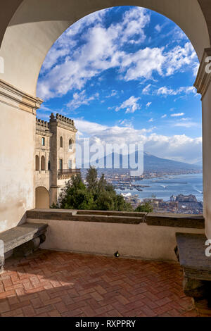 Neapel Kampanien Italien. Blick auf den Golf von Neapel und den Vesuv von der Certosa di San Martino (Kartause von St. Martin), einem ehemaligen Kloster Stockfoto