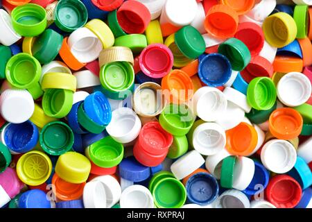 Farbige Kappe auf Kunststoff Flasche Stockfoto