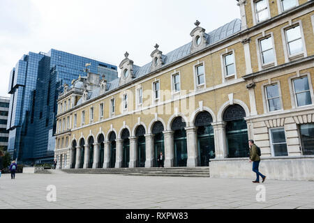 Die Terrasse des Old Billingsgate Markt jetzt umbenannt Old Billingsgate Markt in der City von London, Großbritannien Stockfoto