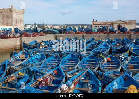 Kleine hölzerne Fischerboote in den historischen Hafen von Essaouira in Marokko. Stockfoto