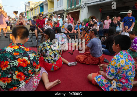 Junge Schüler klassische thailändische Musik anlässlich der wöchentlichen Walking Street Markt in Thalang Road, Phuket, Phuket, Thailand Stockfoto